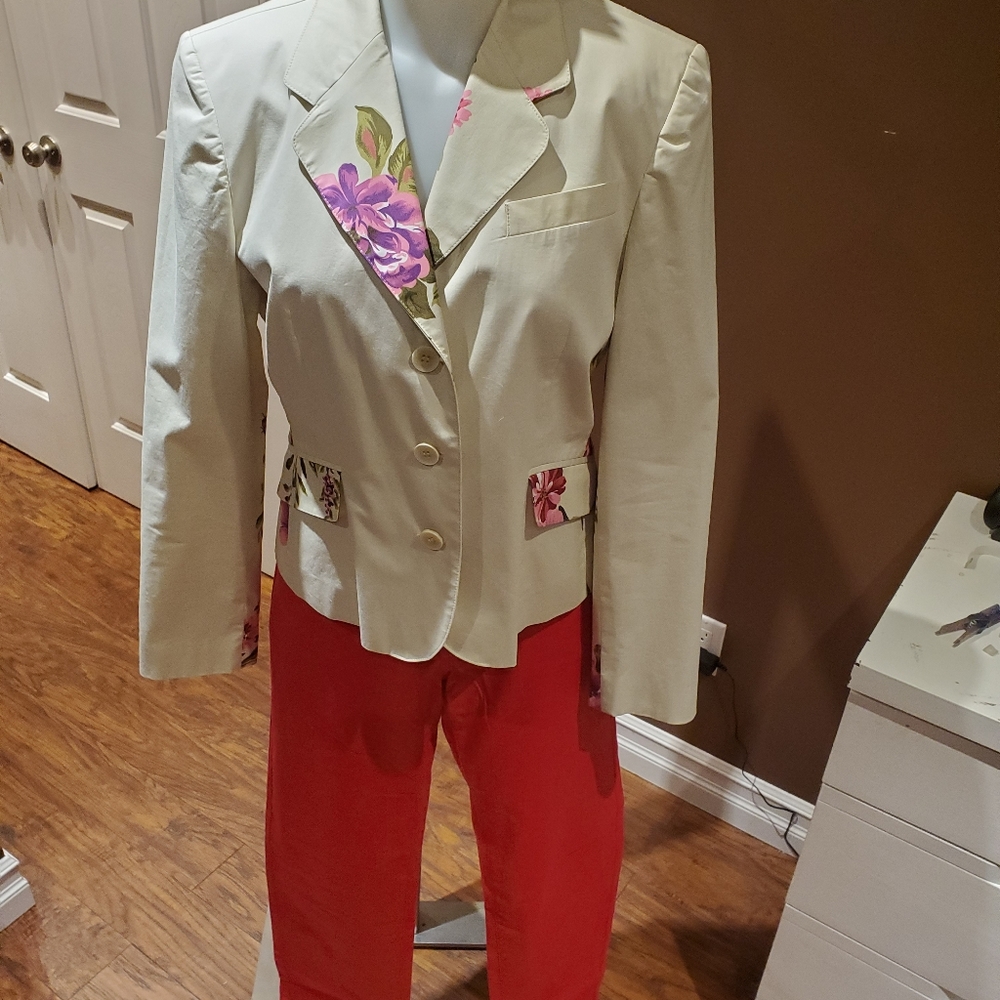 🌴 **SALE**BOGO**  Beautiful floral 🌹💐 blazer